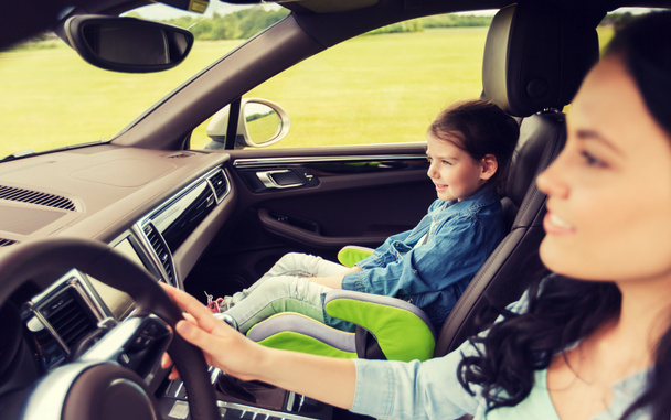 femme heureuse avec petite fille conduisant en voiture
 - Photo, image