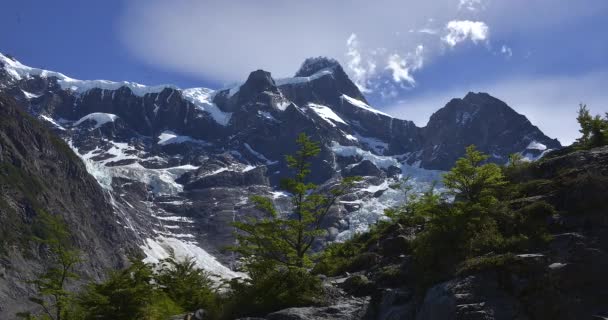 Vista temporal de las montañas nubladas de Torres del Paine, Patagonia, Chile
 - Metraje, vídeo