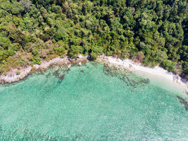 Vista acima do mar tropical esmeralda com recife de coral
 - Foto, Imagem