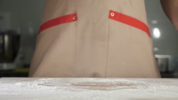 Chef Pék ember kötény előkészíti a tésztát. - Felvétel, videó