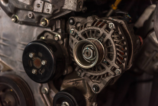 Gedemonteerde auto vuile motor en dynamo bij garage - Foto, afbeelding