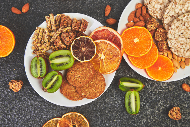 Snack sani - varietà di barretta di granola d'avena, crocchette di riso, mandorle, kiwi, arancia secca
 - Foto, immagini