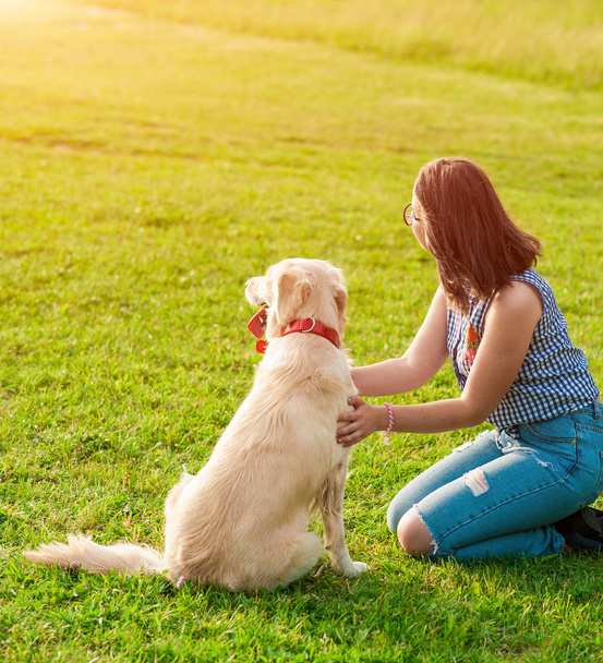 Щасливий собака і власник насолоджується природою в парку
 - Фото, зображення