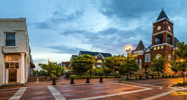Panoramic view of town square in Dallas, Georgia, after sunset - Fotografie, Obrázek