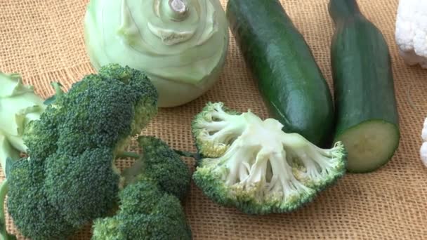 Asortyment zielonych warzyw. Brokuły, kalafior, kalarek, ogórek, pora. Zdrowe odżywianie.  - Materiał filmowy, wideo