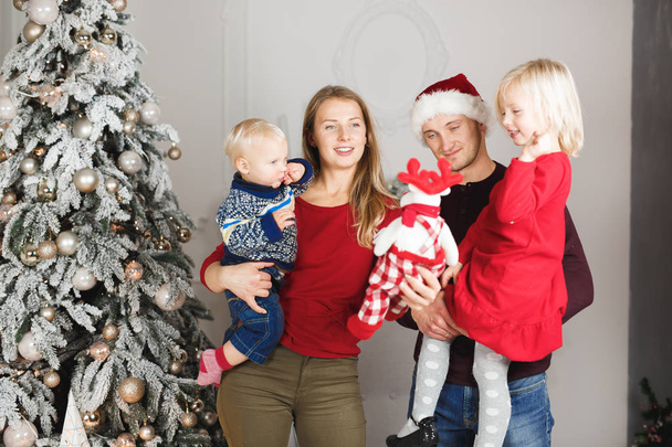 Glückliche Familie bei gemeinsamen Weihnachtsgeschenken - Foto, Bild