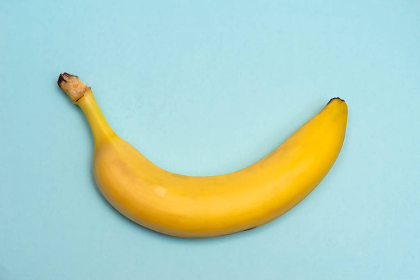банан на синем фоне - Фото, изображение