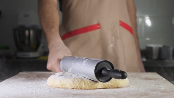 Baker Chef gördülő a tésztát guruló csap az asztalra. - Felvétel, videó