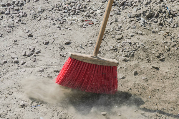 Broom sweeps the dusty street - Foto, immagini