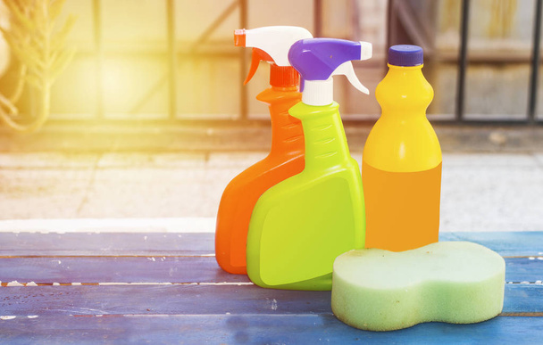 Colorido conjunto de limpieza de aerosol y botella para diferentes superficies en cocina, baño y otras habitaciones. Servicio de limpieza concepto
 - Foto, Imagen