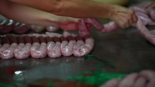 Κοντινά πλάνα του χασάπη φτιάχνοντας λουκάνικα πορσελάνες στην Τσάιναταουν, Ταϊλάνδη   - Πλάνα, βίντεο