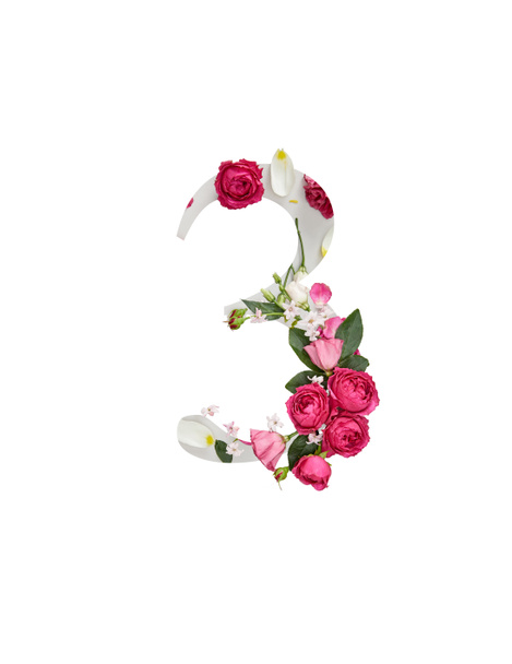 Αριθμός 3 με ροζ τριαντάφυλλα και πράσινα φύλλα που απομονώνονται σε λευκό - Φωτογραφία, εικόνα