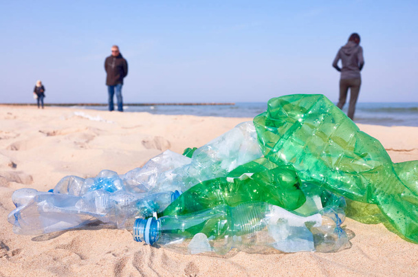 Turistien rannalla jättämät käytetyt muovipullot
. - Valokuva, kuva