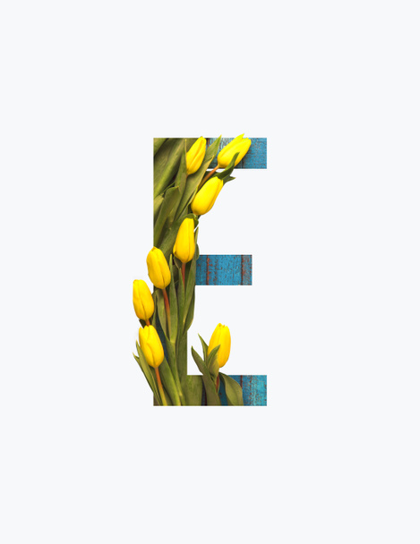 Cyrillic letter with yellow tulips isolated on white - Foto, Imagem