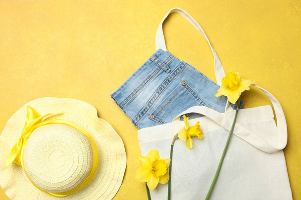 Джинсові шорти в екологічній сумці, солом'яний пляжний капелюх
 - Фото, зображення