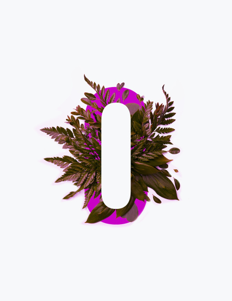 Кириллица буква с коричневыми листьями на ярко-фиолетовом фоне изолированы на белом
 - Фото, изображение