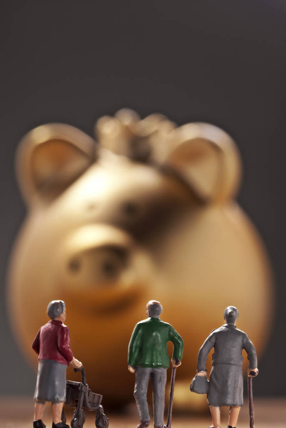 Свинячий банк і пенсіонери
 - Фото, зображення
