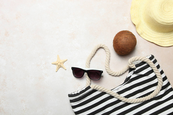 Bolso de playa a rayas, sombrero de paja, gafas de sol
 - Foto, Imagen