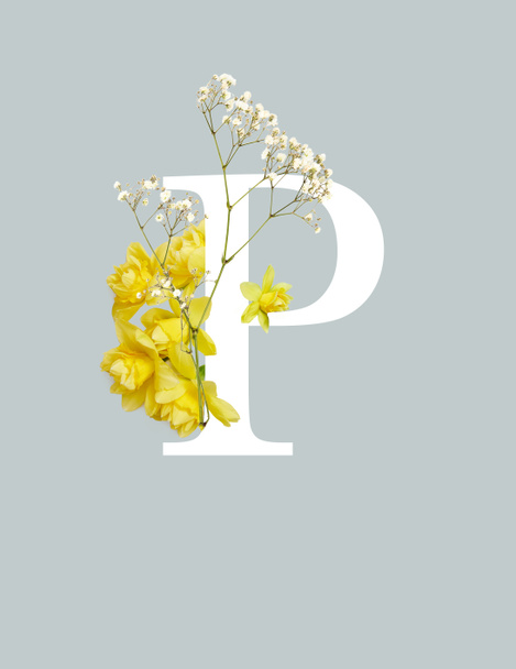 P fehér betű vadvirágok és sárga Nárciszok izolált szürke - Fotó, kép