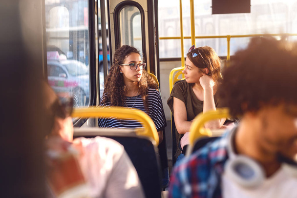 група молодих пасажирів в автобусному, міському транспорті
  - Фото, зображення
