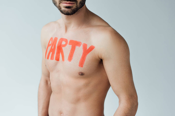 gedeeltelijke weergave van shirtless man met inscriptie op lichaam geïsoleerd op grijs - Foto, afbeelding