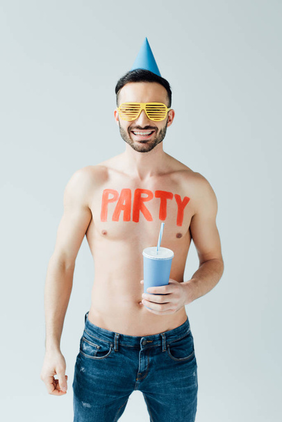 félmeztelen ember felirat a test gazdaságban ital izolált szürke - Fotó, kép
