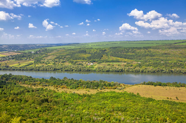 Вид на повітря, ідилічний пейзаж з річкою
 - Фото, зображення