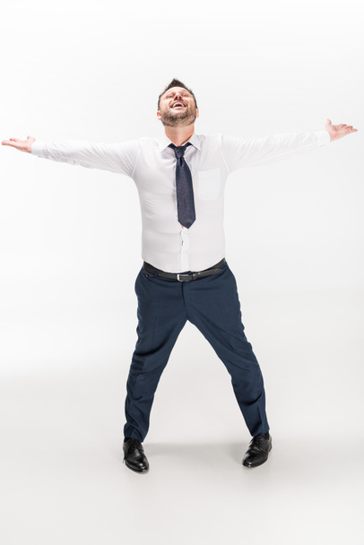 hombre regordete feliz en ropa formal con las manos extendidas mirando hacia arriba en blanco
 - Foto, Imagen