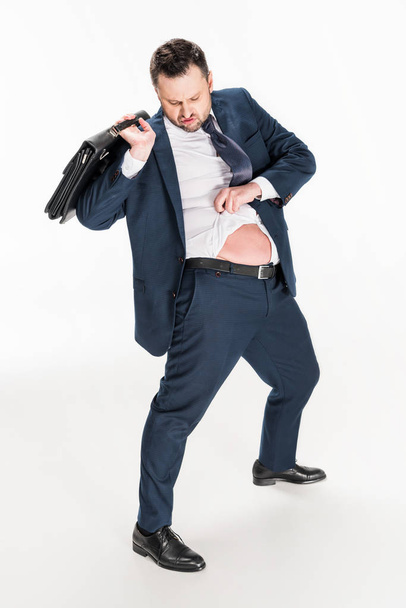 hombre de negocios con sobrepeso en ropa formal ajustada con maletín en blanco
 - Foto, imagen