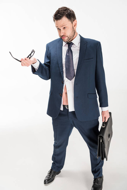 túlsúlyos üzletember feszes formális viselet a táskát gazdaság szemüveg fehér - Fotó, kép