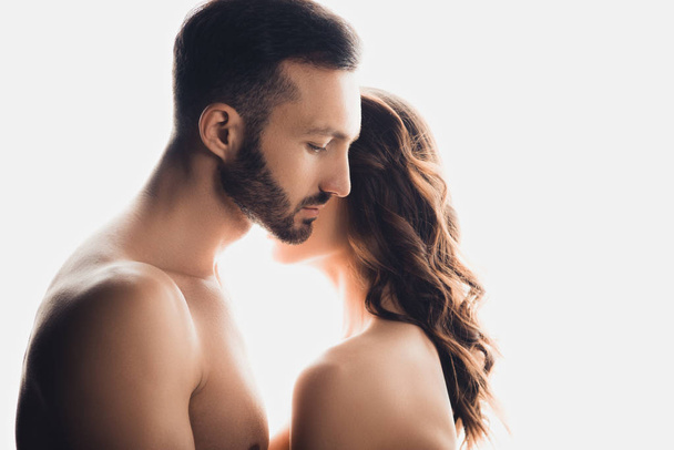 vista lateral de pareja desnuda abrazando aislado en blanco
 - Foto, imagen