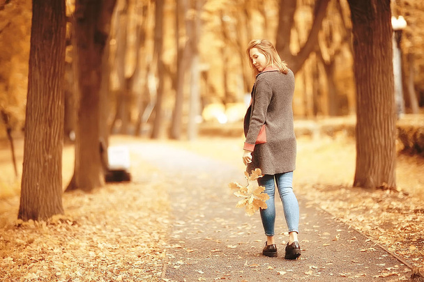 秋の眺め、一人の女の子が公園の中を歩く/黄色い葉、秋の公園、寂しい女の子が秋の公園で休んでいる - 写真・画像