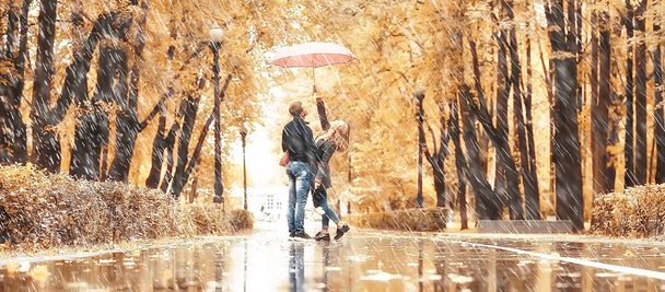 autumn landscape with people in the park / gerfrend and boyfriend hug in autumn park, fall view person - Foto, imagen