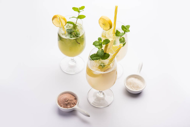 Shikanji è una limonata originaria del Punjab / India. Conosciuto anche come shikanjvi o Nimbu Pani o sherbet. bevanda fredda estiva popolare
 - Foto, immagini