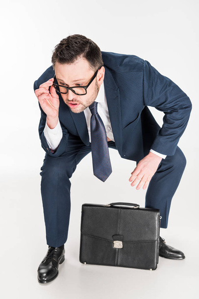 gordito hombre de negocios en ropa formal con maletín en blanco
 - Foto, imagen