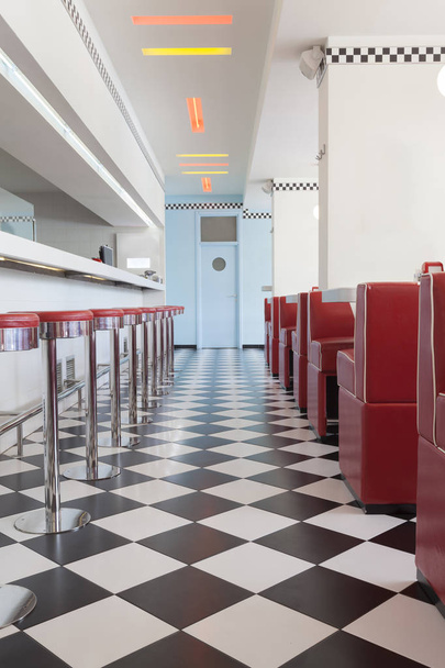 Чорно-біла плитка в американському ресторані-закусочної  - Фото, зображення