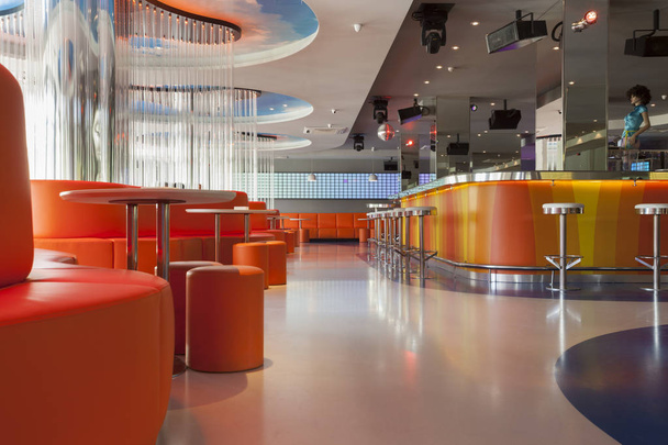 orangefarbene futuristische Disco-Bar - Foto, Bild