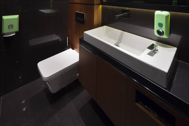 minimalistischer, moderner Design-Stil einer Toilette im Bad - Foto, Bild
