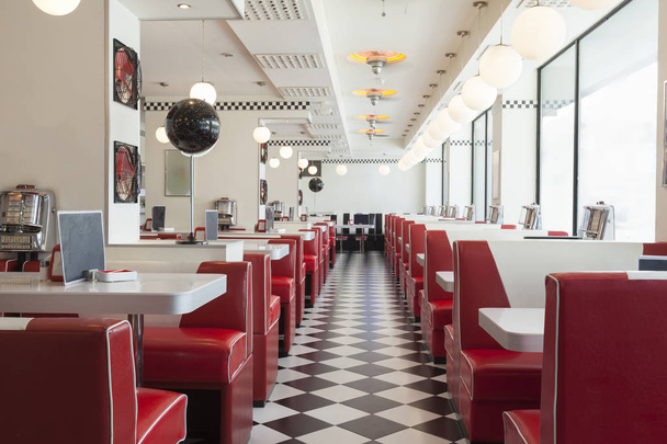 schwarz-weißer quadratischer Fußboden in einem amerikanischen Restaurant  - Foto, Bild