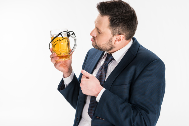 gordito hombre en formal desgaste celebración vaso de cerveza con gafas en aislado en blanco
 - Foto, Imagen