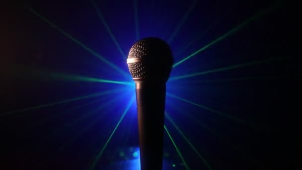 Ses, müzik için mikrofon, ses stüdyosunda ya da sahnede karaoke. Mikrofon teknolojisi. Ses, konser eğlence arka planı. Konuşma yayın ekipmanı. Canlı pop, rock müzik performansı - Video, Çekim