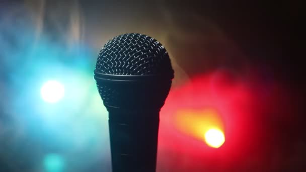 Micrófono para sonido, música, karaoke en estudio de audio o escenario. Tecnología de micrófonos. Voz, fondo de entretenimiento de concierto. Equipo de transmisión de voz. Pop en vivo, actuación musical de rock - Metraje, vídeo