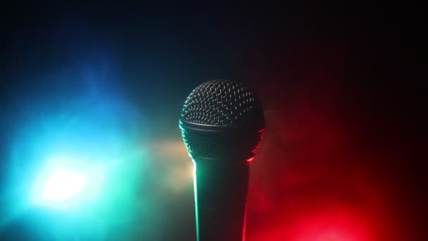 Mikrofon für Ton, Musik, Karaoke im Tonstudio oder auf der Bühne. Mikrofon-Technologie. Stimme, Konzertunterhaltung. Sprachübertragungsgeräte. Live-Pop, Rock-Musik - Filmmaterial, Video