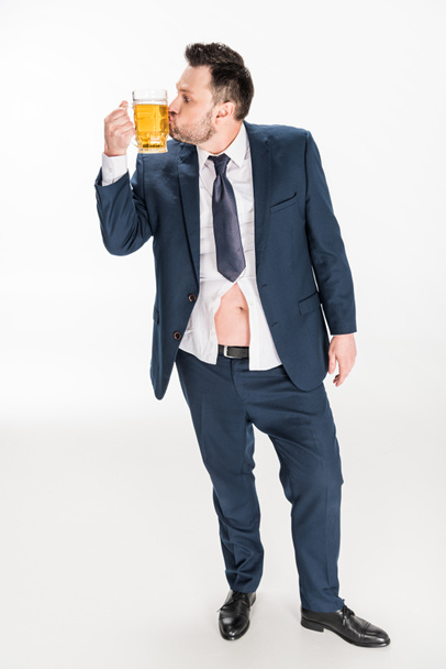 túlsúlyos ember a hivatalos viselet csók pohár sör fehér - Fotó, kép