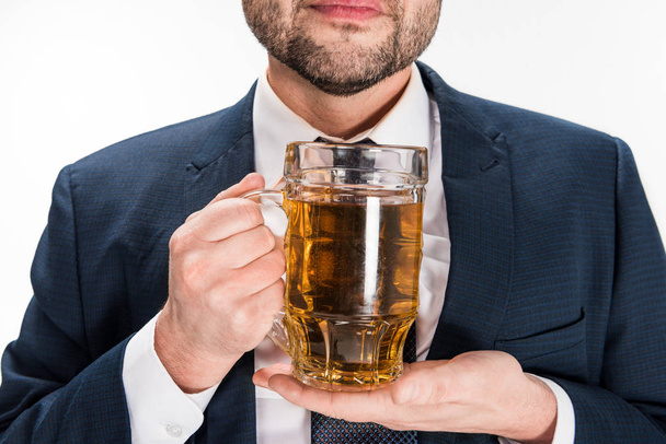 recortado vista de gordito hombre en formal desgaste celebración vaso de cerveza aislado en blanco
 - Foto, Imagen