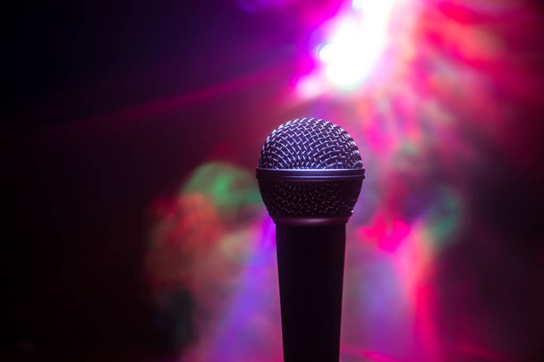Mikrofoni äänen, musiikin, karaoke audio studiossa tai vaiheessa. Mikkiteknologiaa. Ääni, konserttitausta. Puhetelevisiolaitteet. Live-pop, rock-musiikkiesitys - Valokuva, kuva