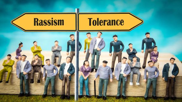 Straat teken tolerantie versus Rassism - Foto, afbeelding