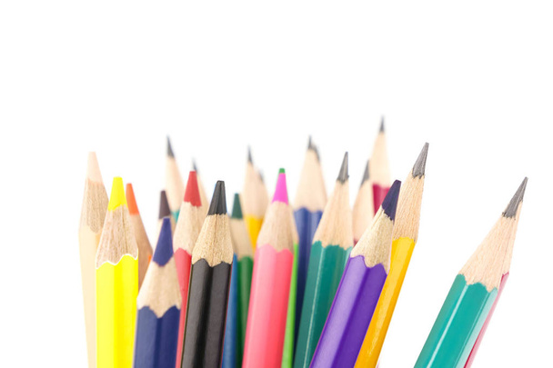 Χρωματιστά μολύβια που απομονώνονται σε λευκό φόντο με χώρο αντιγραφής. - Φωτογραφία, εικόνα