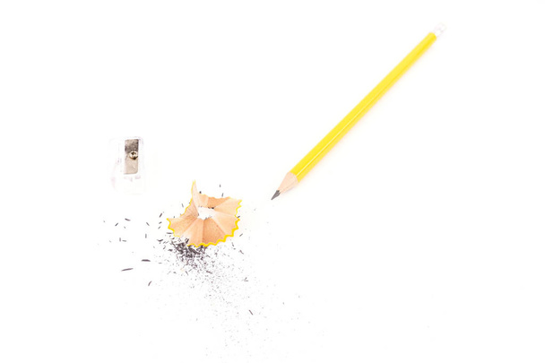 Карандаш, точилка и опилки карандашей изолированы на белом фоне с копировальным пространством
. - Фото, изображение