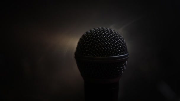 Mikrofoni äänen, musiikin, karaoke audio studiossa tai vaiheessa. Mikkiteknologiaa. Ääni, konserttitausta. Puhetelevisiolaitteet. Live-pop, rock-musiikkiesitys - Materiaali, video